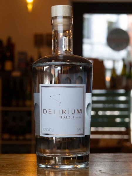 Pfalzstolz Delirium Pfalz Dry Gin im Dubbeglas